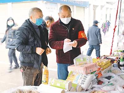 疫情期間，四川瀘州市龍馬潭區(qū)特興街道走馬村黨員干部幫隔離群眾采買生活用品。陳濤　攝